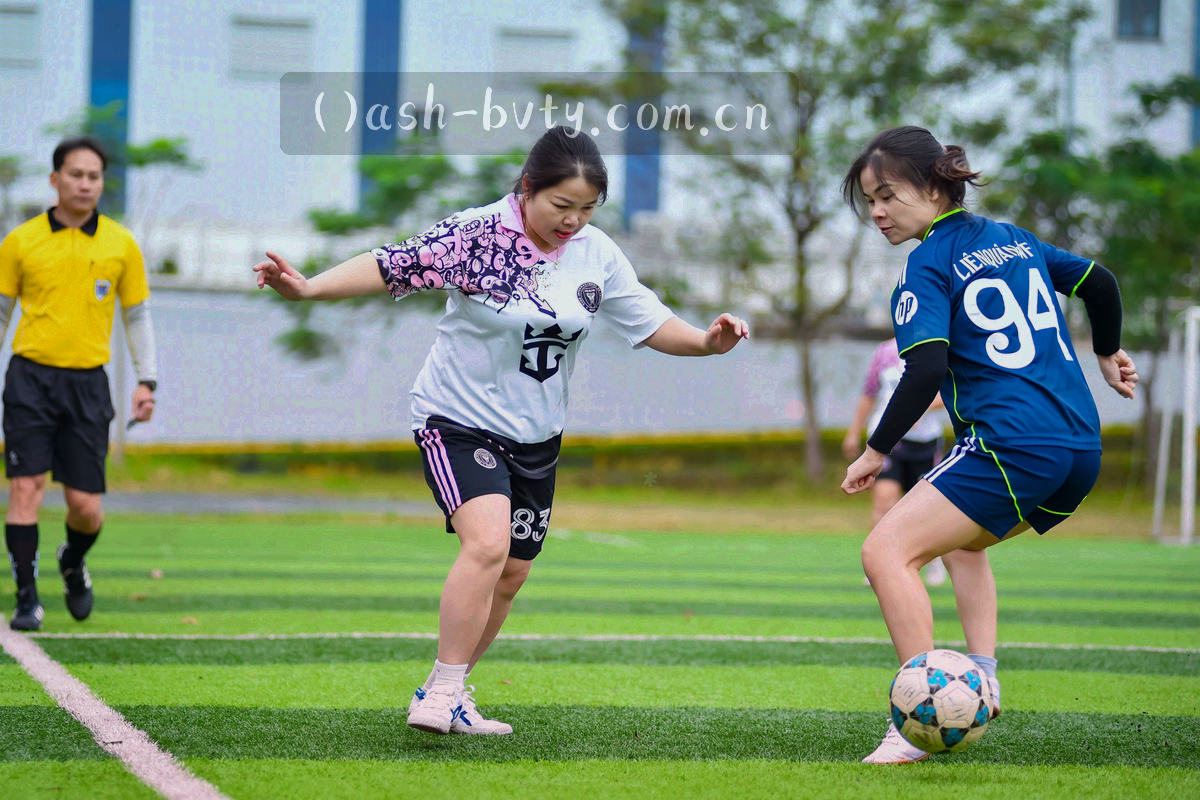 暗色桌面上的耳机、笔记本与便签，光线聚焦在便签上